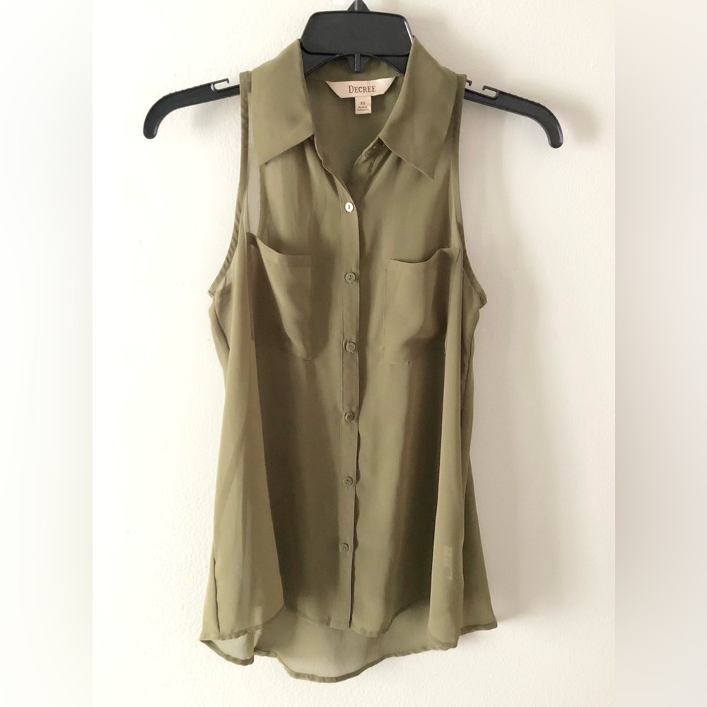Decree Olive Sleeveless Button-Down Blouse